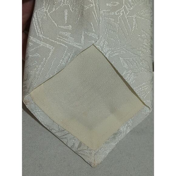 Ketch White On White Abstract Print Polyester Tie - Picture 8 of 8